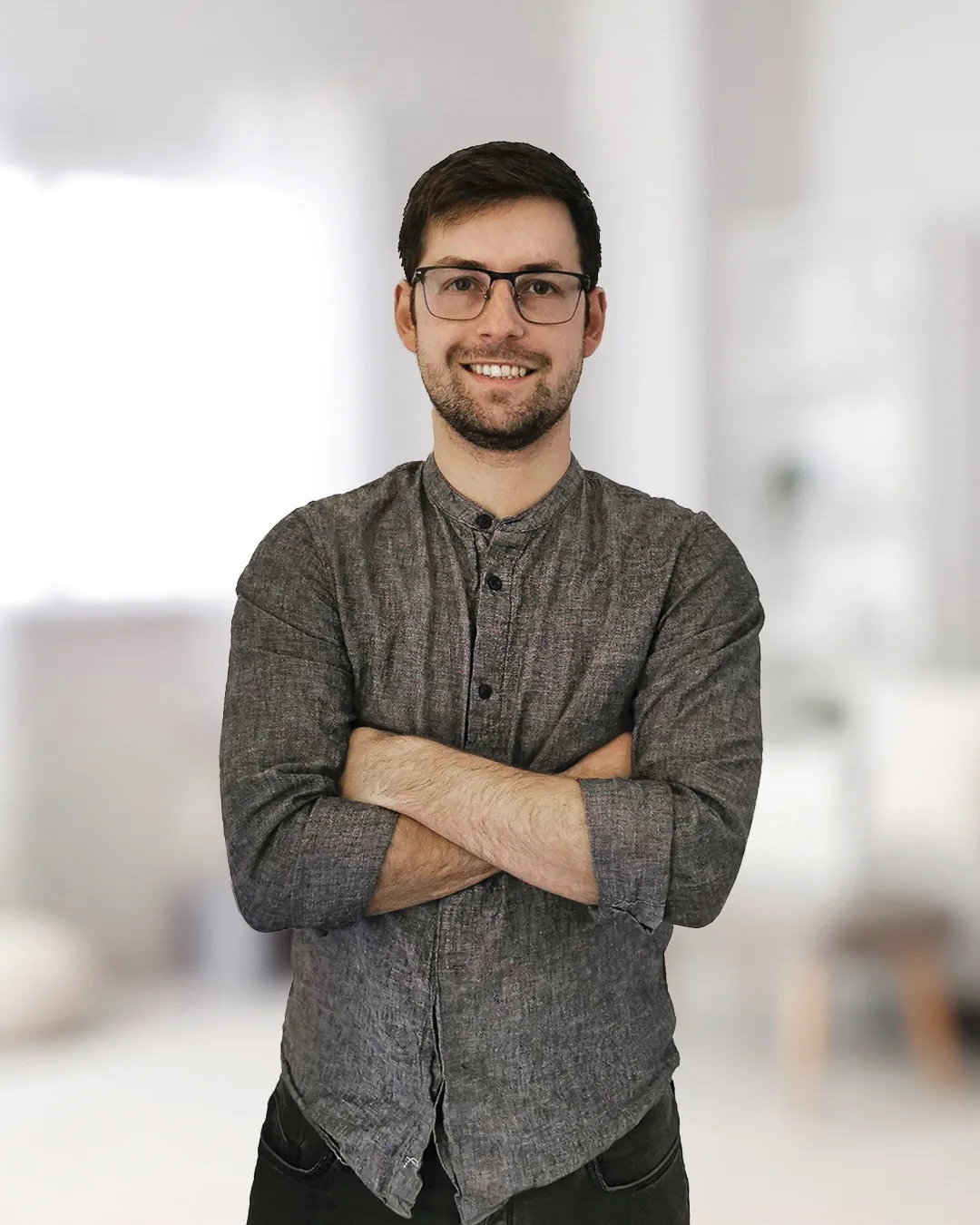 Kinesitherapeut Timothy Assi tijdens een behandeling aan huis